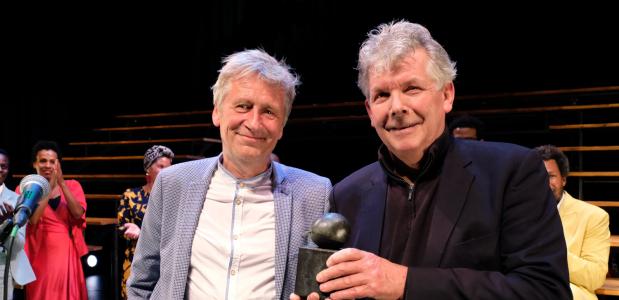 Orkaters Marc van Warmerdam (rechts) ontving de Prijs van de Kritiek uit handen van Jos Schuring  (foto: Jean van Lingen)