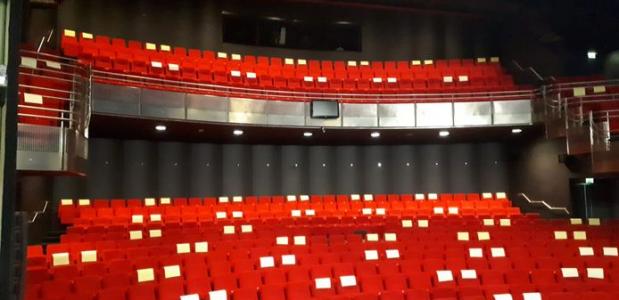 Theater De Leest in Waalwijk laat zien hoeveel stoelen bezet kunnen worden in de anderhalvemeter-regeling, foto: De Leest