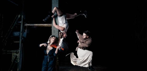 Naast strijkers van Amsterdam Sinfonietta zweven dansers en acrobaten op het toneel. Of ja… staan? Foto: Nichon Glerum