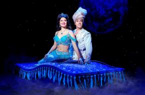 Aladdin en Jasmine gaan met het vliegend tapijt de lucht foto: Deen van Meer