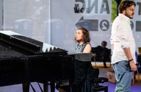 Nottrot is verteller en wordt bijgestaan door pianiste Maxime Snaterse; foto: Bart Grietens