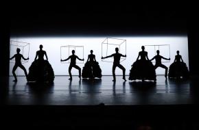Scène uit Icoon, een programma met vijf choreografieën van Lucinda Childs, foto: Hans Gerritsen